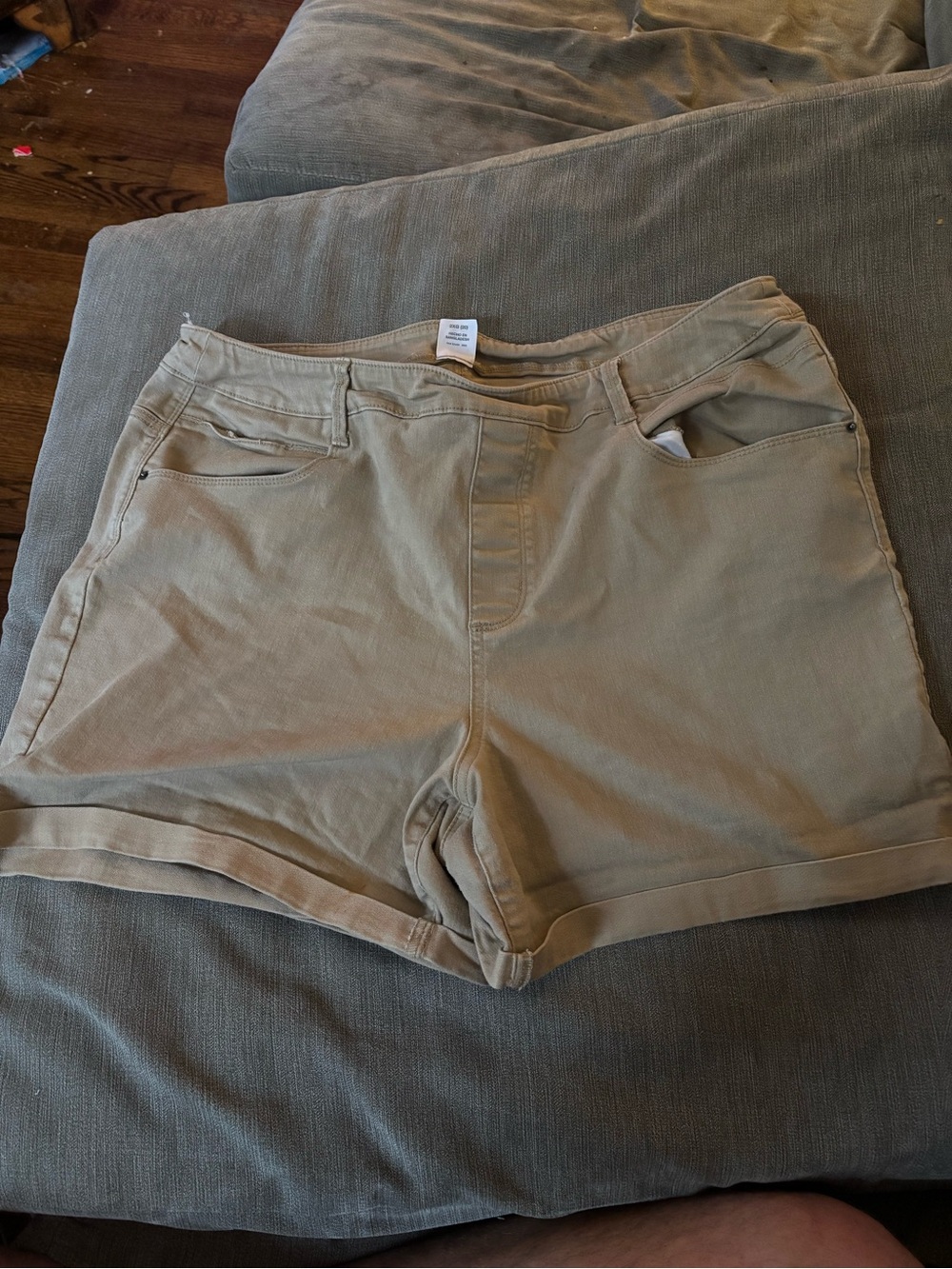 Time and Tru Women's Beige Casual Roll-Cuff Shorts
